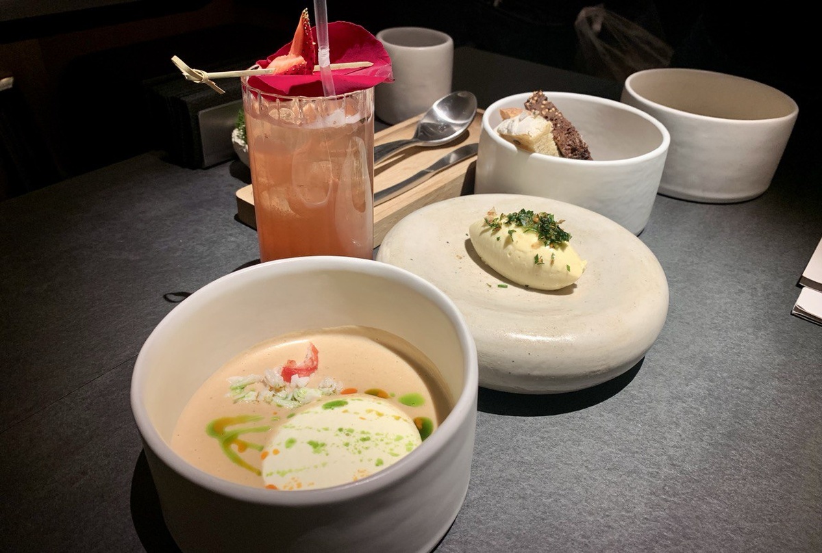     Новички нередко представляют себе профессию повара как творческую, однако на деле готовить приходится строго по технико-технологическим картам блюд. И не все заведения дают сотрудникам возможность проявить себя и разработать новое блюдо