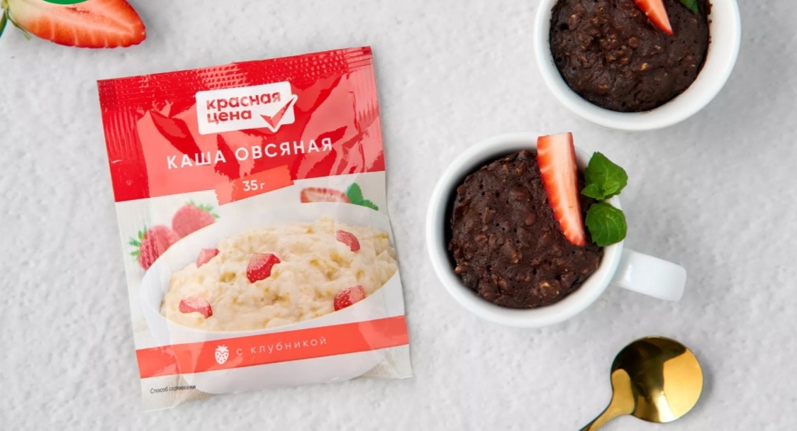 Представляем завтрак, который будет готов, пока вы чистите зубы! Просто смешайте ингредиенты в кружке и поставьте в микроволновку. Состав можно менять на свой вкус. Замените какао на порошок матча. Добавьте начинку из ягод или шоколада. Возьмите мягкий творог вместо сливочного масла. Кекс получается сладким, как десерт, но сытным. С украшением тоже можно экспериментировать.