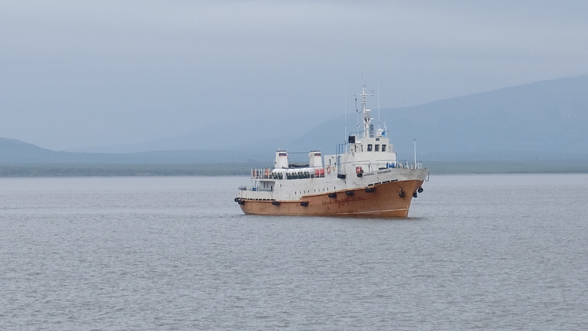 "Капитан Сотников" подходит к причалу для посадки пассажиров