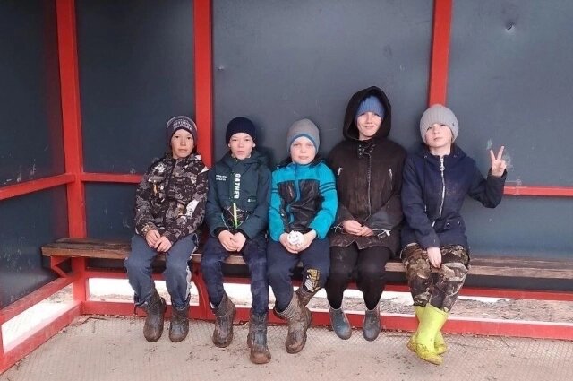    Когда случилась беда, дети находились на остановке. Фото: Администрация Оханского городского округа