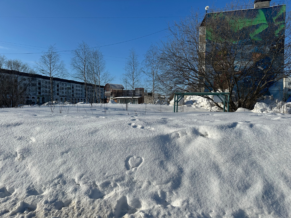 На сугробе сердце.