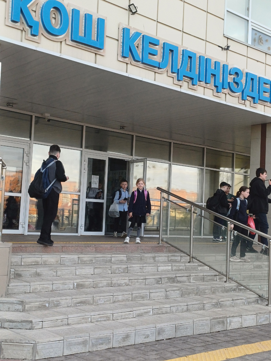 Милисса около новой школы. 