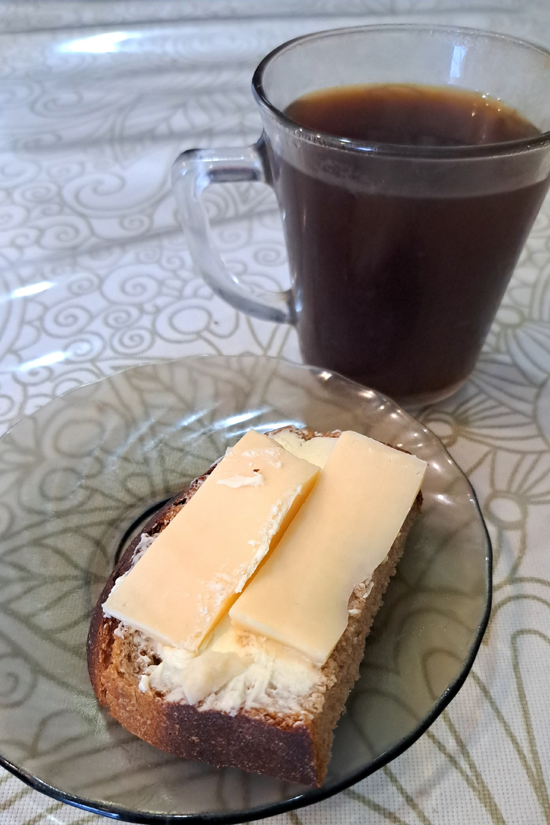 Бутерброд и кофе, без сахара и молока