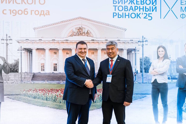    Набихон Саматов и Мурат Кадисов   
источник фото: пресс-служба АО «Товарная биржа «Каспий» (CCX).