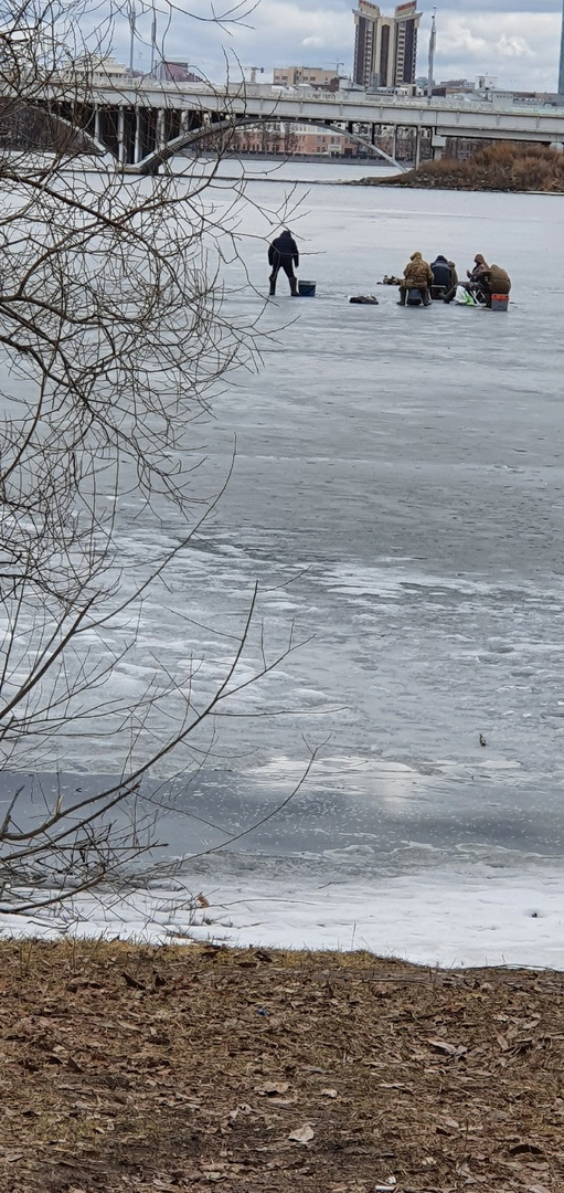 5 апреля 2025 г. Екатеринбург. Рыбаки на Исети