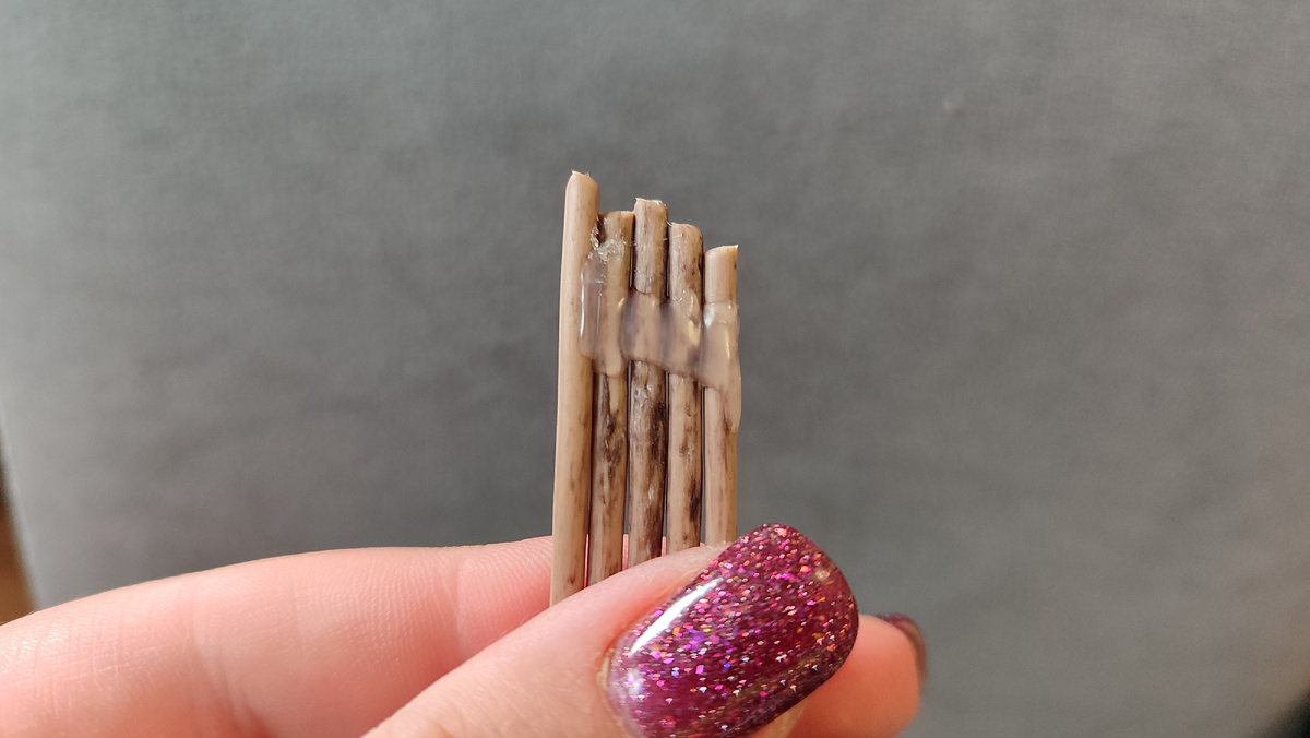 Соединяем прутки между собой клеевой пломбой с обоих концов, выравнивая по всей длине