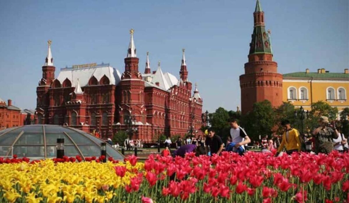     Люди гуляют по Манежной площади в Москве. Источник: ria.ru Автор фото: Наталья Гребенюк