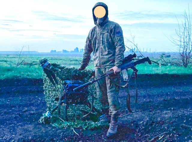 Боец с глубоко затюнингованным АК-74 и сбитый из него крупный агродрон «Баба-яга» противника. Ключевой элемент тюнинга: качественный современный тепловизионный прицел, с которым сбить дрон в сумерках значительно легче. А чтобы такой прицел поставить – нужна рельса... Прочие моменты: цевьё, приклад, «банка», рукоятка, ремень – уже вещи второстепенные (фото из открытых источников)