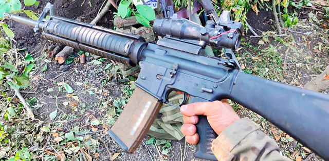 Трофейная канадская винтовка C7A1 версия M16A1. Планки пикатинни на цевье закрыты накладками... (фото из открытых источников)