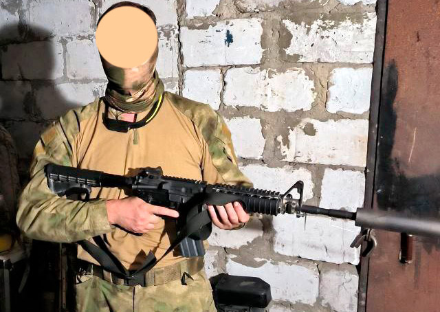 Боец Армии России с трофейным карабином М4А1. На боковых рельсах цевья защитные накладки. Западники давно обращаются с подобным оружием, и для них такие защитные элементы не в диковинку. Наши ещё, видимо, не все прониклись... (фото из открытых источников)