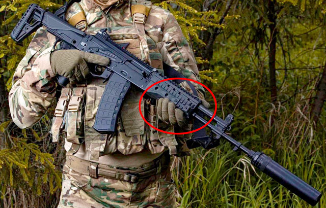 Боец держит АК-12М1 образца 2023 года. Рука в перчатке на цевье, где рельсы со всех сторон (фото из открытых источников)