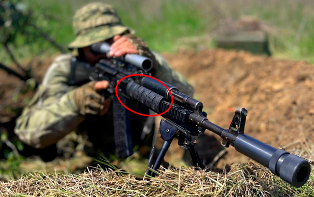 Боец с глубоко тюнингованным АК-74М. Оптика, сошки, дожигатель. Чтобы установить сошки пришлось заменить цевьё, на несущее планки Пикатинни. И часть рельсы, которая не используется, закрыта защитной накладкой. Вот и решение (фото из открытых источников)