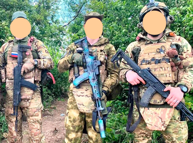 Бойцы с АК-12М. Как раз голыми руками или в перчатках держат за цевьё, накладку, где рельсами всё «обмазано»... (фото из открытых источников)