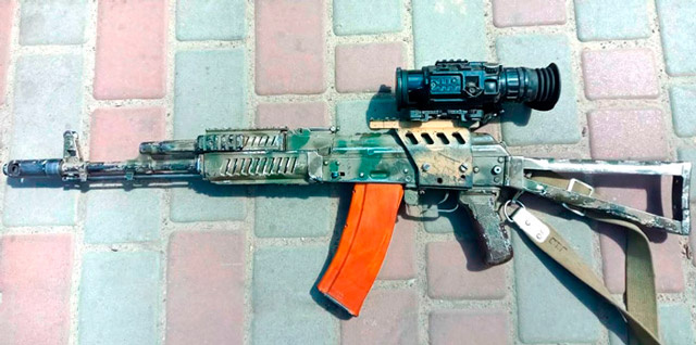 АКС-74. Кустарно приделан кронштейн-переходник для установки теплака. Цевьё и накладка заменены, на несущие планки Пикатинни (фото из открытых источников)