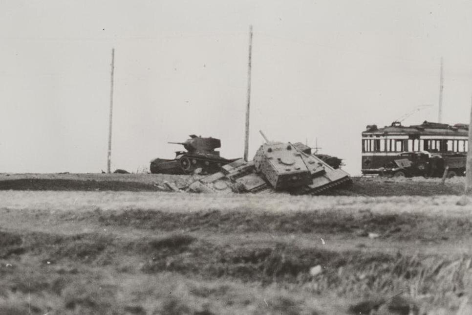 Экранированный танк КВ-1 выпуска июля 1941 года на Петергофском шоссе