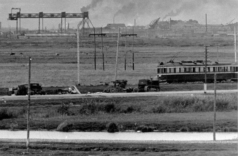 Трамвай Стрельнинской трамвайной линии и военная техника на Петергофском шоссе