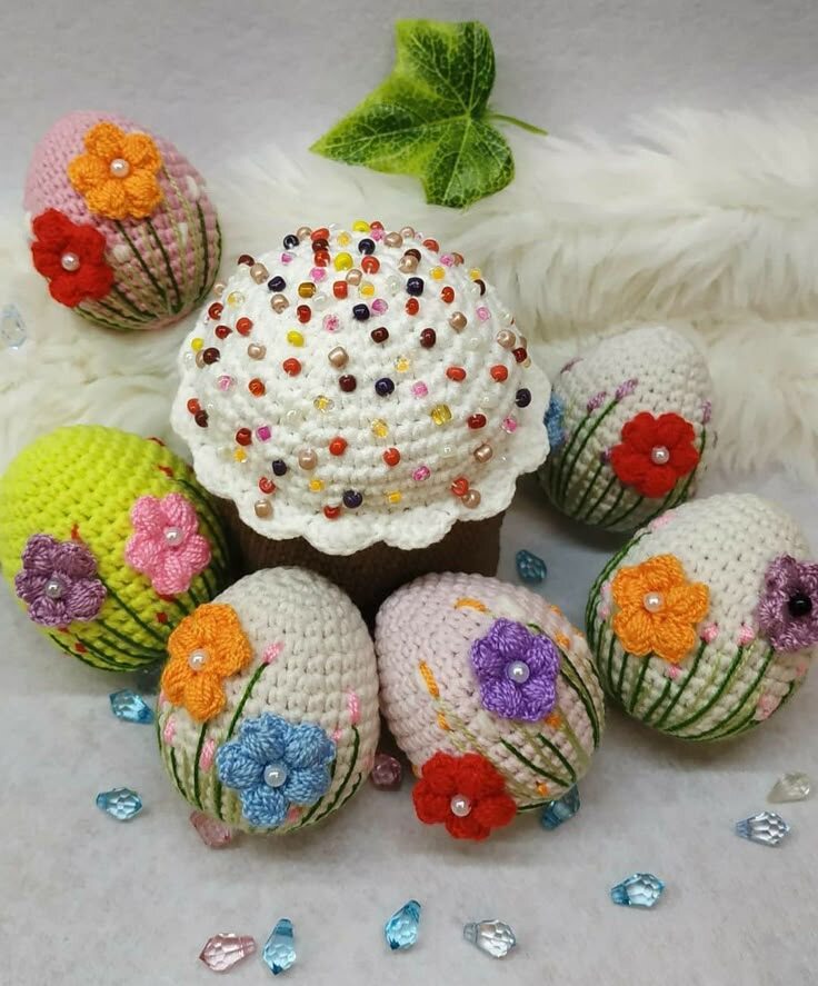 Вязаный кулич и яйца крючком.