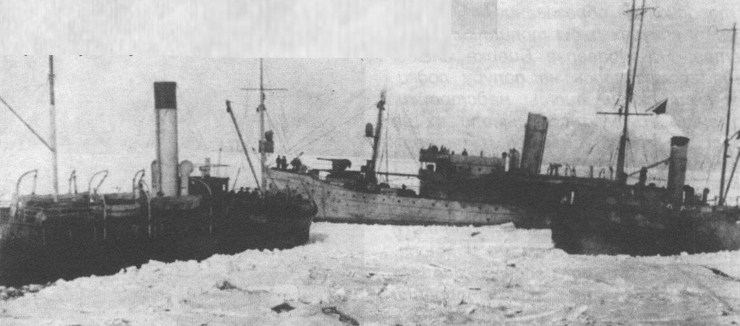 Сторожевые суда "Ястреб" (в центре) и "Руслан" (справа)