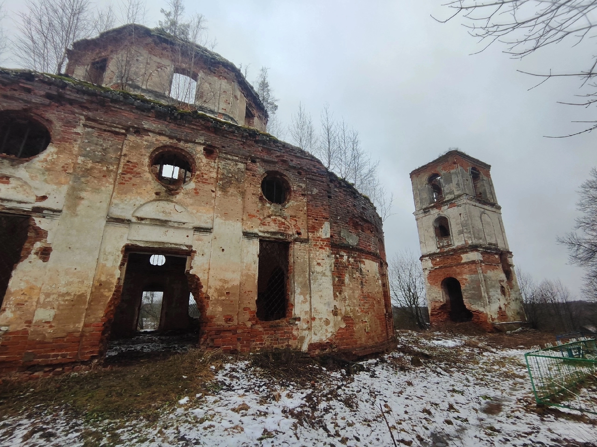 Развалины церкви Успения Пресвятой Богородицы в д. Тяплово 