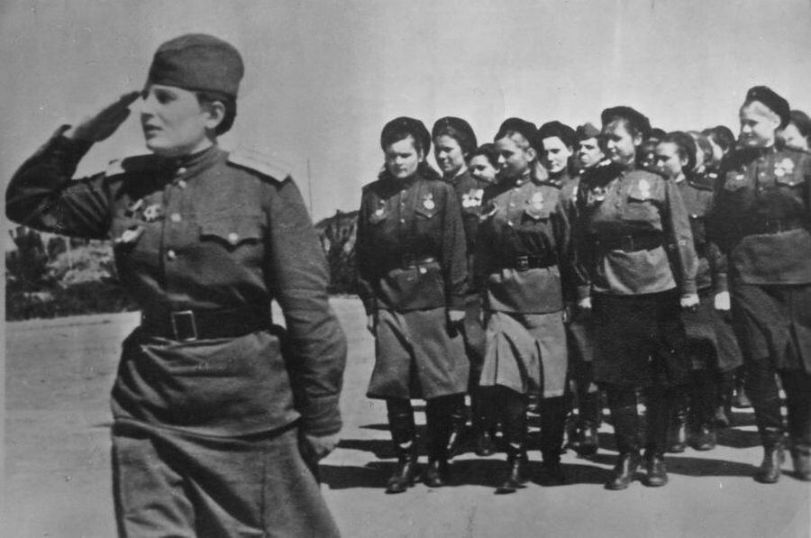 Девушки 2-й гвардейской Таманской дивизии: медработники, связистки, телефонистки. Май 1945 года, Кёнигсберг
Источник: waralbum.ru