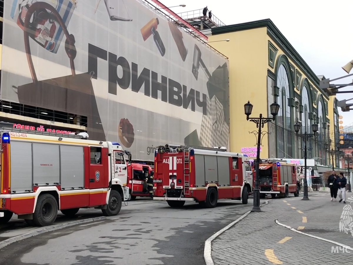   Пожарные машины у ТЦ "Гринвич" в Екатеринбурге © Фото : МЧС Свердловской области/Telegram