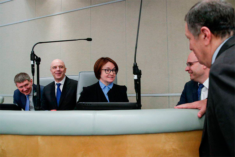    Эльвира Набиуллина накануне в Госдуме обещала подготовить рекомендации для банков о персональной помощи пострадавшим от мошенничества в сфере индивидуального жилищного строительства (ИЖС).   
Фото:  duma.gov.ru