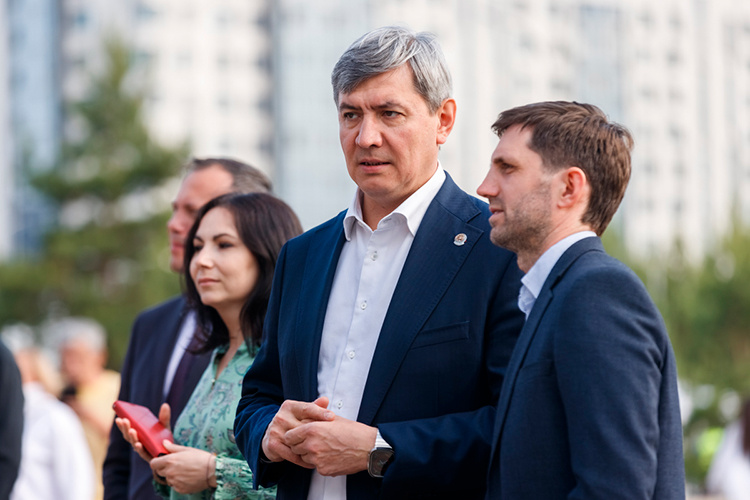    Гендиректор Особой экономической зоны Ренат Халимов сообщил, что в 2023–2024 годах 52 компании-резидента привлекли в общей сложности 2,3 млрд рублей инвестиций (всех подряд — частных, грантовых, фондов), еще 110 находятся в активном поиске.   
Фото: «БИЗНЕС Online»