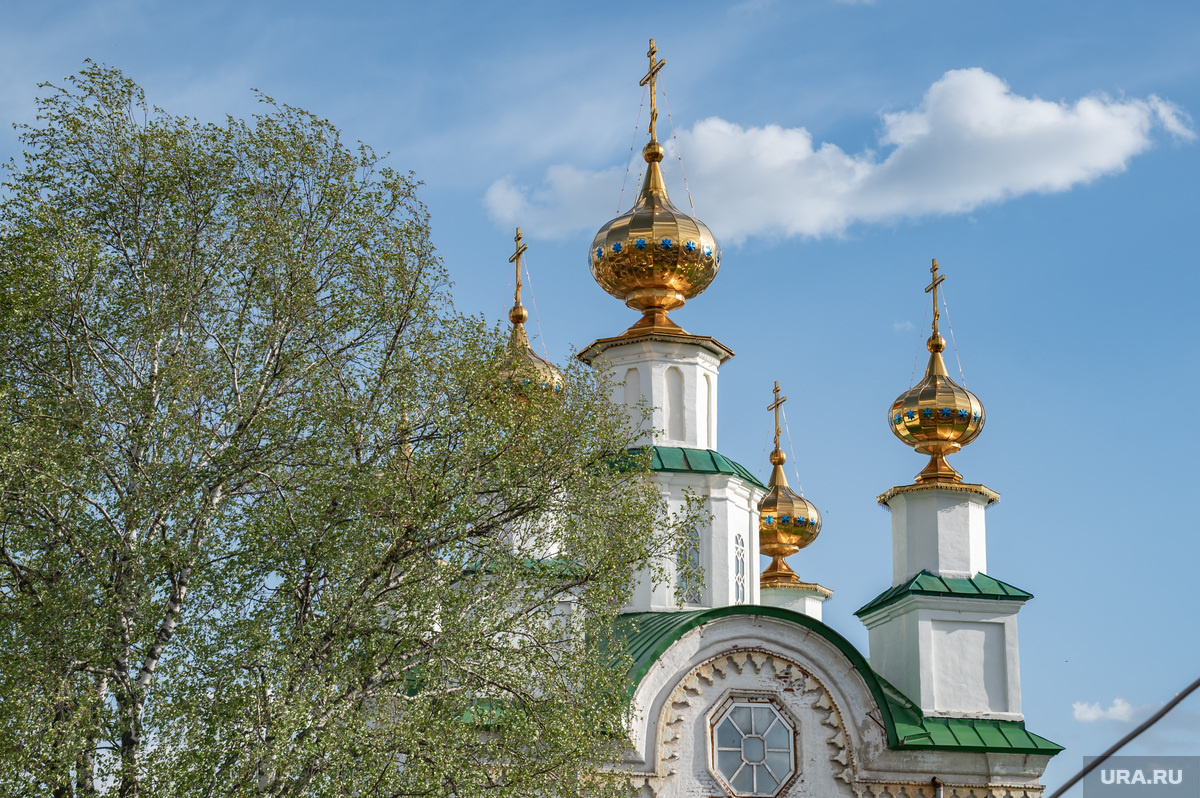 В этот день в храме освящали березовые ветви. Фото: Руслан Яроцкий © URA.RU