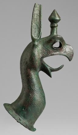 Протома грифона с котла. Аргос (?), Греция. 7 в. до н.э. Бронза; полое литье, чеканка.