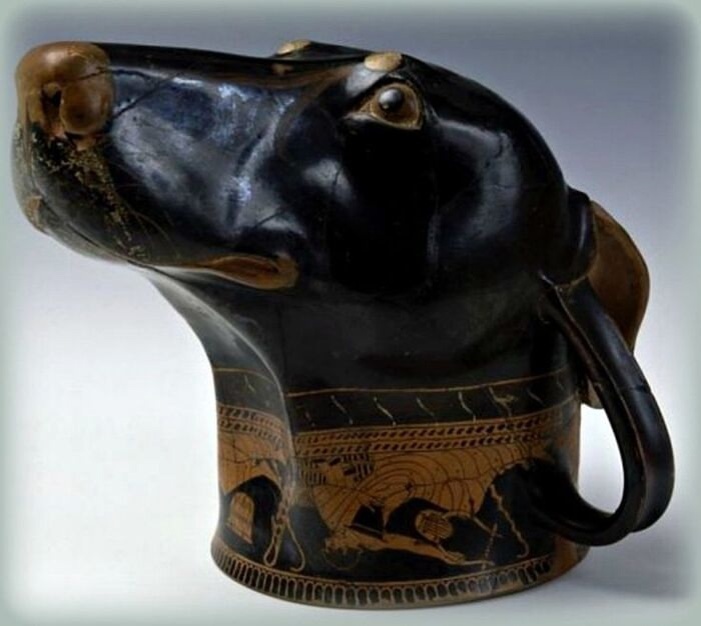 Древнегреческий ритон в форме головы собаки, приписываемый живописцу Бригосу, 500-470 гг. до н.э. Музей Жерома Каркопино, Корсика.