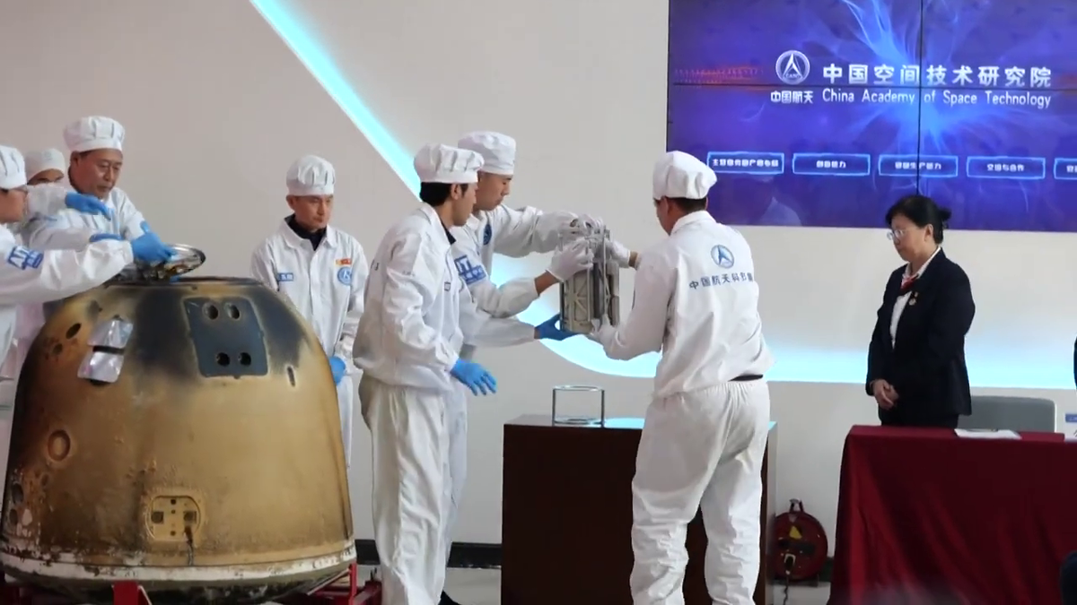 Извлечение контейнера с лунным грунтом из модуля Chang’e-6