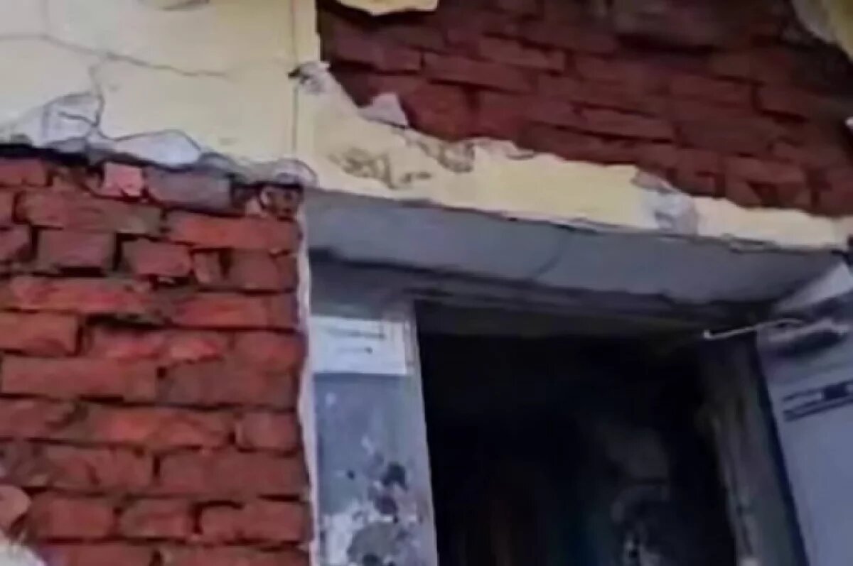    На заснятом видео жителями дома, видно, как обрушается фасад, осыпается кирпичная кладка на крыльцо