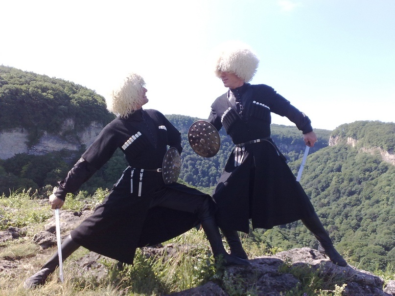 Народ черкесов, чье самоназвание – адыги, сформировался на Северо-Западном Кавказе. Считается, что имя «черкесы» им дали татары-золотоордынцы, и означает оно – «пресекающие путь». О происхождении адыгов может поведать их речь, богатая на согласные звуки, таковых в ней 46. Это очень древний язык адыго-абхазской группы кавказской семьи, к которым принадлежат еще абазинский, абхазский и убыхский, кстати, в последнем и вовсе 86 согласных!