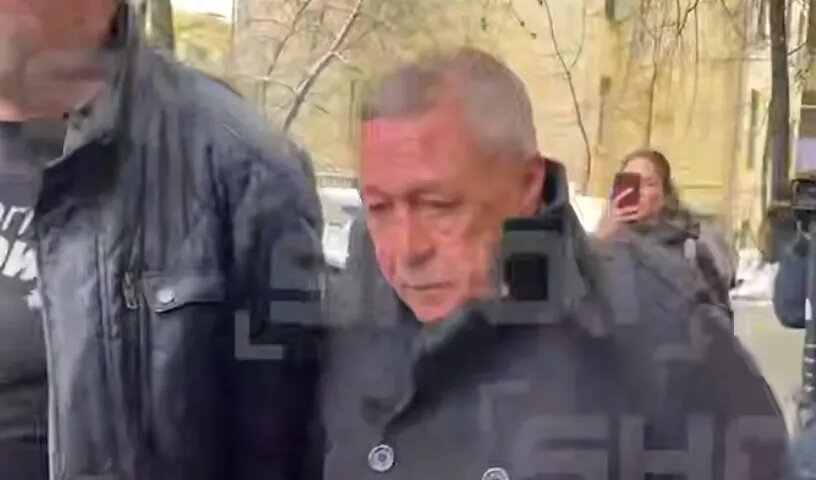 Михаил Ефремов вернулся в Москву в сопровождении Никиты Высоцкого. ФОТО: @T.ME/SHOT_SHOT