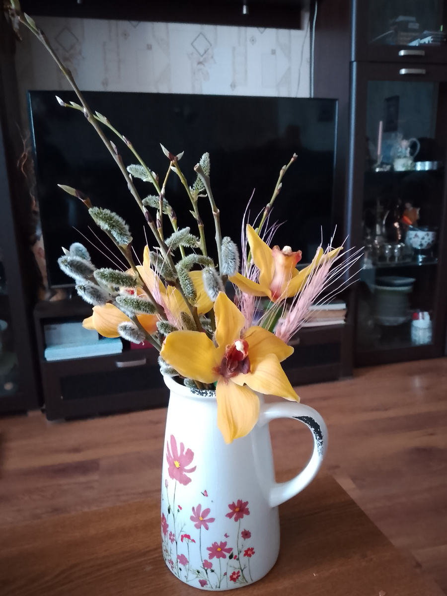 С утра вербы набрала и икебану соорудила. Молочник многофункциональный у меня