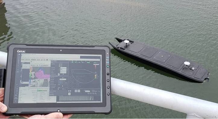 Катер и операторский пульт. Фото MARTAC