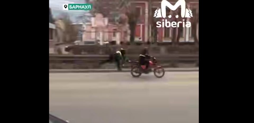    Сотрудник ГАИ остановил мотоцикл руками. Источник: Кадр из видео Telegram-канала Mash Siberia