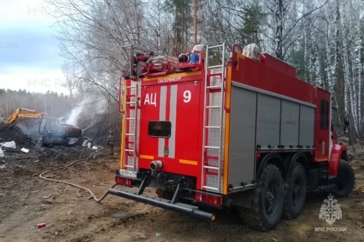    Три грузовика сгорели в ангаре в Первоуральске