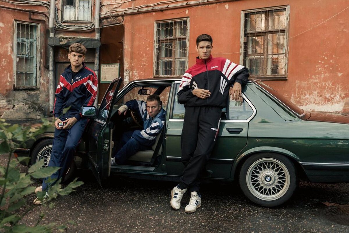 Толе Колючему (Андрей Максимов), Губе (Александр Тарасов) и Науке (Кузьма Котрелёв) надоело ездить на «общаковой бэхе» "НМГ Кинопрокат"