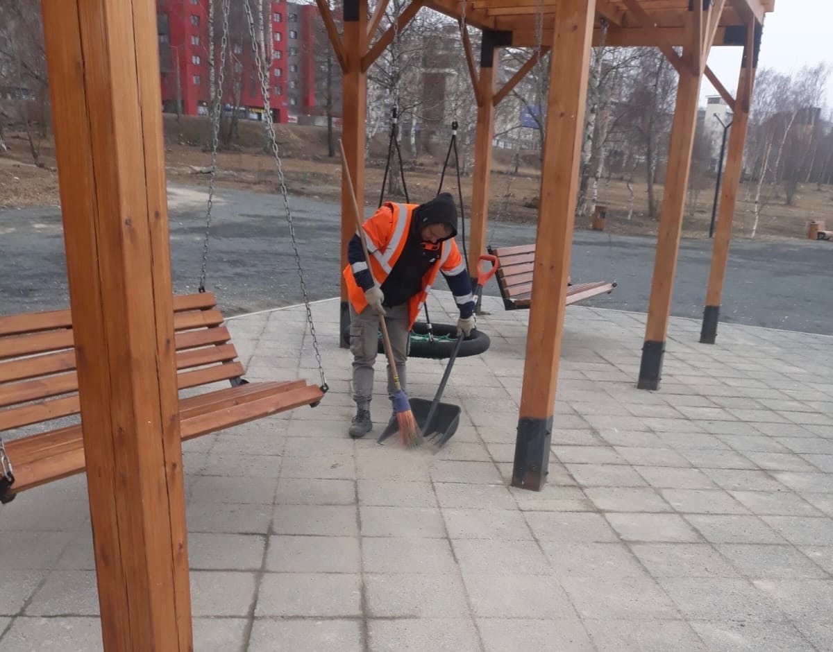    Уборка мусора в Петрозаводске. Фото: Пресс-служба мэриии столицы Карелии