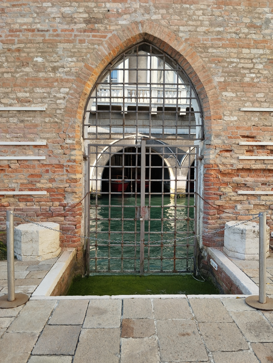 Как пооложено, есть и вход с канала