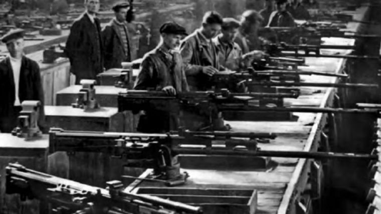 Рабочие собирают авиапушки ВЯ-23 на заводе № 66. Фото: книга «Этот День Победы» (авторы-составители Сергей Волокитин и Александр Козлов)