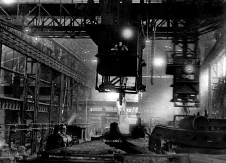 Подача слитков в прокатном цехе металлургического завода. Фото: книга «Этот День Победы» (авторы-составители Сергей Волокитин и Александр Козлов)