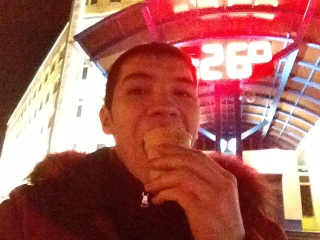 Фотка из 2015-го. Какой год, такое и качество фото. Ем мороженое при минус 26. Это к тому, что у нас было холодно) Минус 45 я не фоткал, увы. 