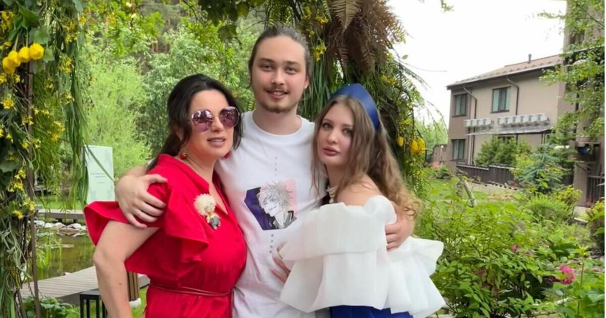 Наташа Королева с сынм и невесткой