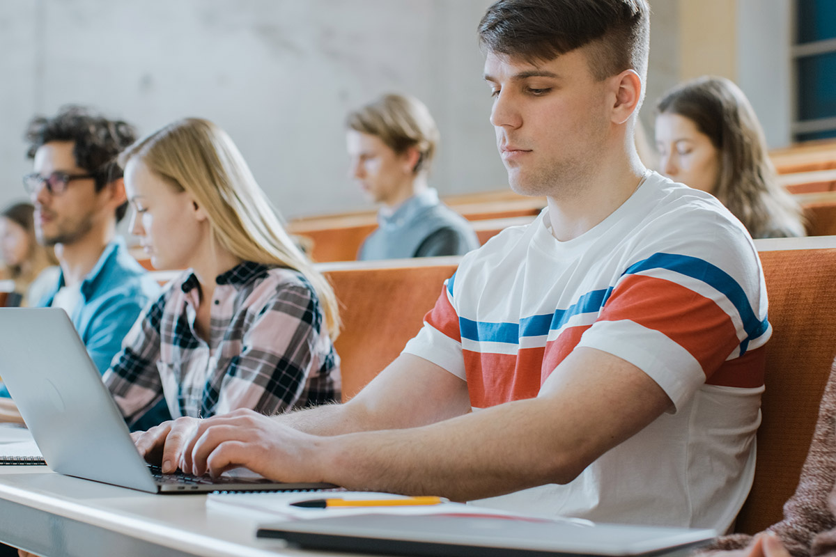    Диплом бакалавра по маркетинговой специальности вы получите за четыре года, а если поступите в вуз после ссуза — за три. Источник: Shutterstock