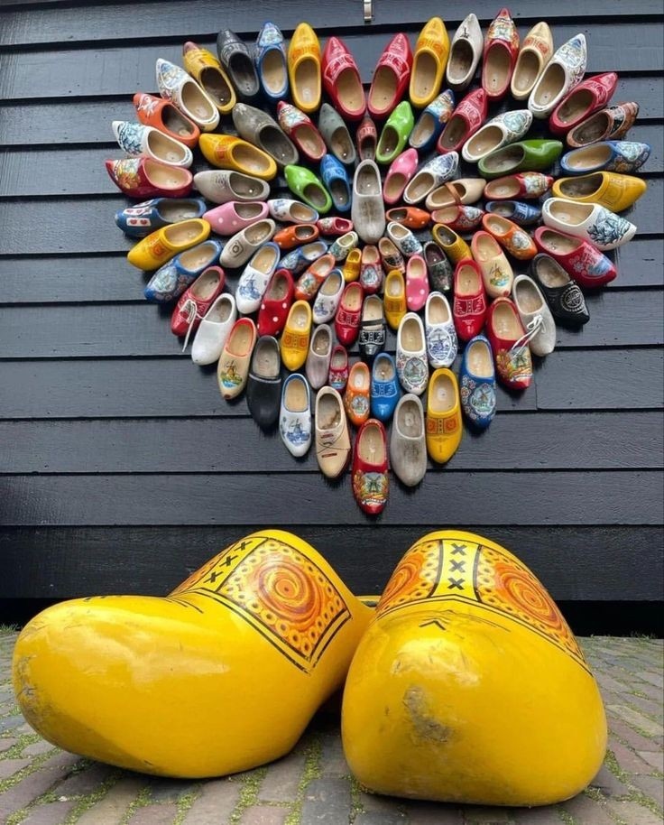 Голландские кломпены: традиционная деревянная обувь Нидерландов