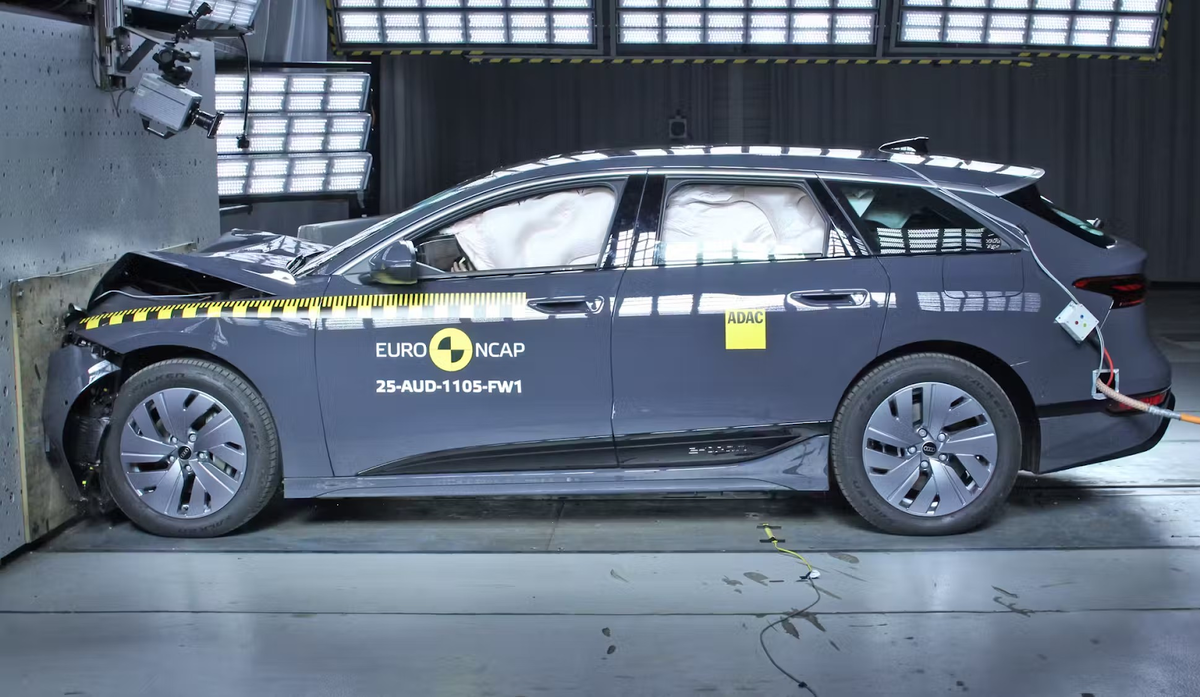 Audi A6 e-tron после столкновения с препятствием