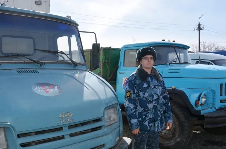 Сотрудник УФСИН России по Курганской области Максим Вяткин отремонтировал партию грузовых автомобилей для СВО. Фото: Пресс-служба УФСИН России по Курганской области