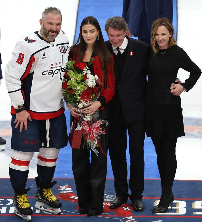    Александр Овечкин, Анастасия Шубская, Уэйн и Джанет ГретцкиСоцсети